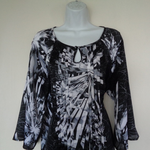 Lane Bryant Tops - Lane Bryant Black White Keyhole Front Top SZ 14/16